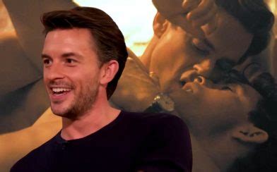 Jonathan Bailey S Grandma Reacts To His Gay Sex Scenes