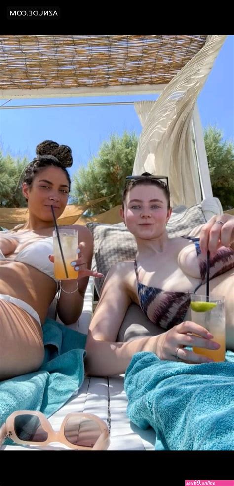 Thomasin Mckenzie Nude Sexy Photos