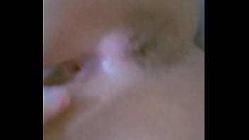 chica linda y cachonda se masturba su apretado coñito XVIDEOS