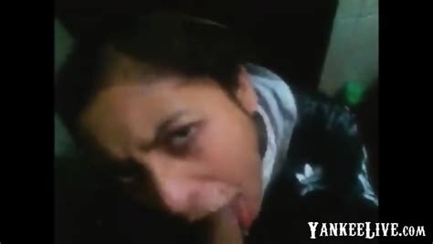 Latina Mamando En El Bano Se Come El Semen