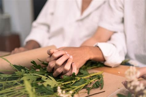 Couple Gay Anonyme Se Serrant La Main Comme Symbole D Amour Homosexuel Sur Une Table Avec Des