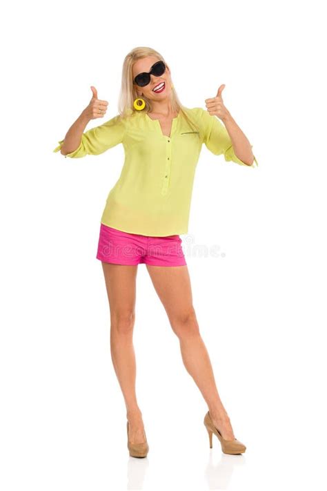 La Belle Femme Blonde Dans Des Talons Hauts Est Vue De Côté De Marche Image stock Image du