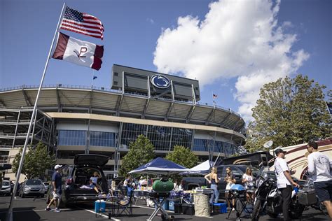 Fans react as Arkansas football stadium bans tailgating in certain lots 36