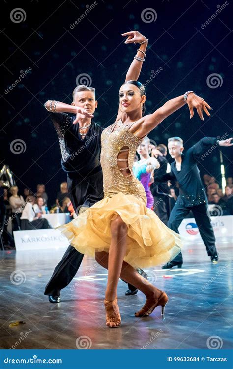 Bailarines Que Bailan La Danza Latina Imagen De Archivo Editorial Imagen De Muchacha Bailando