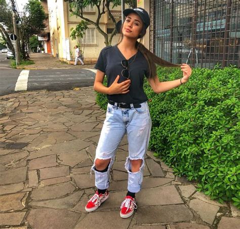 Isadora Pompeo Hot Fashion Outfits Style
