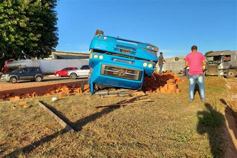 Caminh O Carregado De Tijolos Capota Na Br Em An Polis R Dio S O