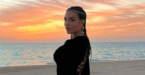 Georgina posa con el bikini de brillos más favorecedor para pechos grandes en la playa de Abu Dhabi