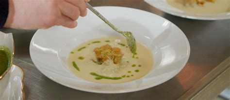 Rezept Petersilienwurzelsuppe mit Saiblingeinlage und Petersilienöl