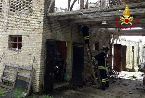 Crolla Il Tetto Di Un Edificio A Varmo