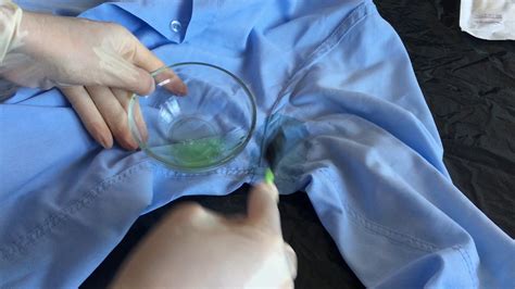 Как удалить старые пятна от пота и дезодоранта на одежде - YouTube