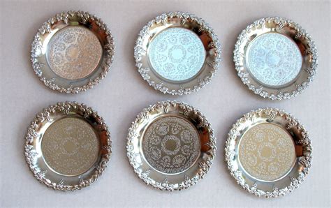 Sex äldre söta glas flaskunderlägg i metall Köp på Tradera 565830778