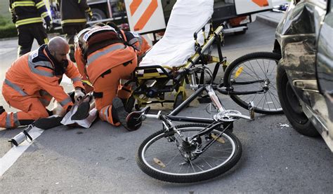 Incidente Nel Casertano Ciclista Investito E Ucciso Da Camion Su Viale