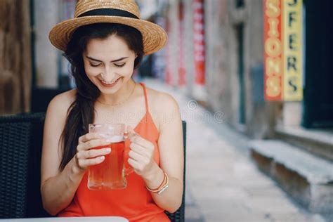 H Bscher Brunette Stockfoto Bild Von Dame Hintergrund