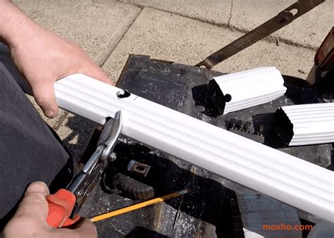 How to Cut Aluminum Gutters | Moxho