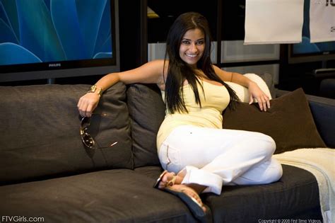 Busty Model Alexa Loren Flashing Tits While Shopping Porn Pictures XXX