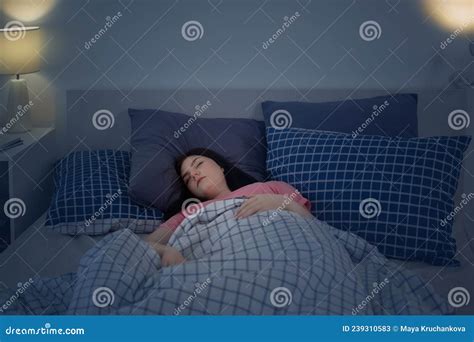 Schlafendes Junges Brunette Mädchen Im Bett in Der Nacht Stockbild Bild von frau bequem