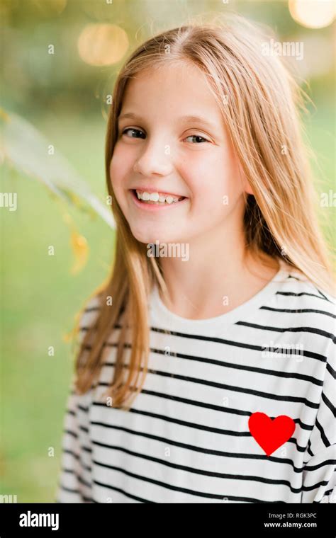 Fille Aux Cheveux Blonde Souriante Banque De Photographies Et Dimages Haute R Solution Alamy