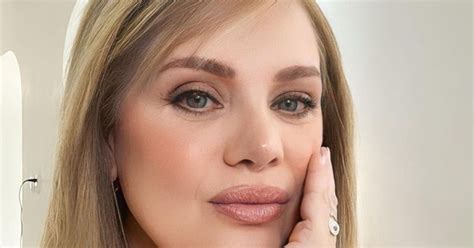 En Bikini Rosa Erika Buenfil Se Deja Consentir Por El Sol