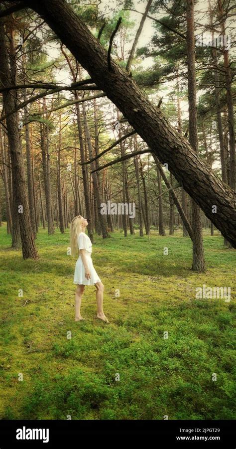 Femme blonde aux pieds nus Banque de photographies et dimages à haute résolution Alamy