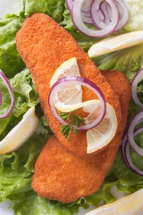 Filetes De Pescados Empanados Con El Lim N Y La Lechuga Foto De Archivo