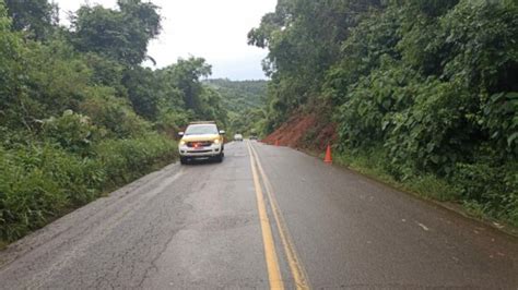 Deslizamento De Terra E Pedras Atinge Rodovia No Oeste De Santa