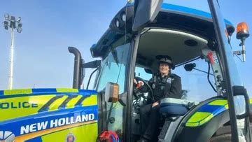 В Британии показали необычный полицейский трактор New Holland — Всё о ...