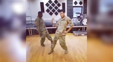 Video Deux Soldats Am Ricains Voguent Sur Le Tube Gay De Votre T T Tu