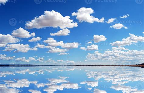 O Céu É Um Lindo Lugar - incrível céu azul claro e nuvens com reflexos de espelho do céu e ...