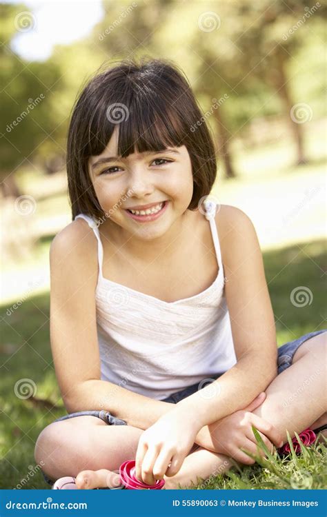 Verticale De Jeune Fille Se Reposant En Stationnement Image Stock