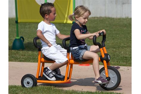 triciclo per due bambini
