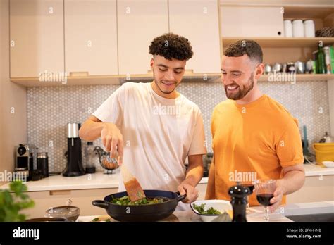 Caucasian Gay Couple Cooking In Banque De Photographies Et Dimages Haute R Solution Alamy
