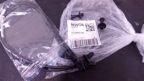 21125607136 Держатель шнура задней полки ВАЗ LADA | Запчасти на DRIVE2