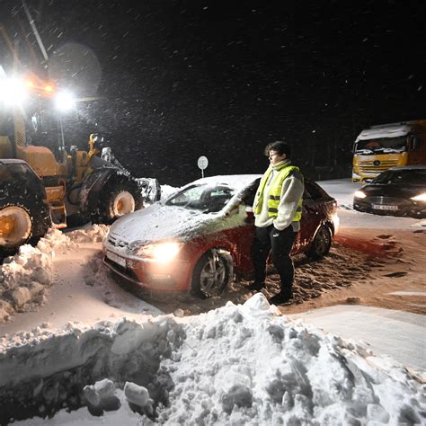 Heavy Snowfall Disrupts Poland Transport, Strands Motorists Overnight