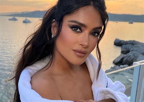 Opublikowa A Zdj Cia Z Basenu W O Y A Wi Zane Bikini