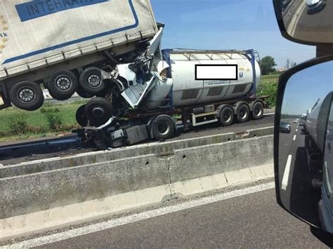 Camionista Di Massa Muore In Un Tragico Incidente Sull Autostrada