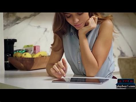 Morena Rusa De Cuerpo Bastante Estrecho Striptease En Solitario XVIDEOS