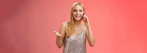 Bavard joyeux sortant jolie femme blonde parlant ami smartphone gesticulant sourire amusé