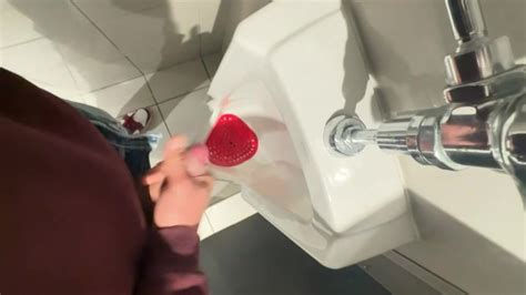 在 JCPenney 洗手间巡航时他们几乎抓住了我PUBLIC JERK OFF射精 Pornhub Gay