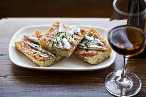 Anchovies on toast with tomato recipe with Amontillado - Sherry Wines