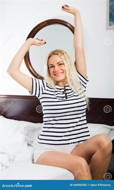 Blonde Het Uitrekken Zich In Bed Stock Foto Image Of Sereen Dekbed 68900380