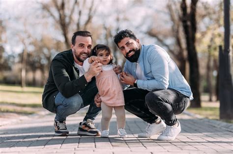 Retrato De Una Pareja Gay Masculina Disfrutando Con Su Hija En El Parque Concepto De Adopci N