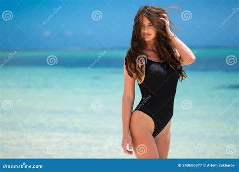 Belle Jeune Femme En Bikini Sexy Debout Sur La Plage De Mer Image Stock Image Du Lagune