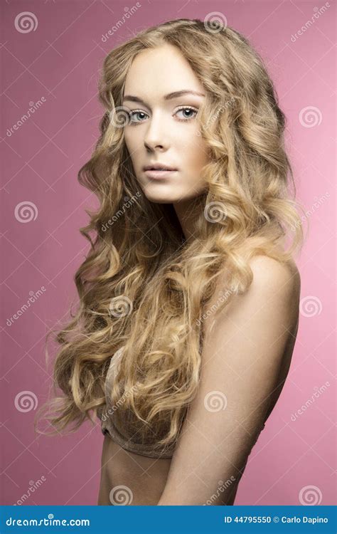 Belle Fille Blonde Dans La Lingerie Beige Photo Stock Image Of Parfait Fond 44795550