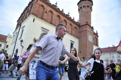 Niedzielna potańcówka na Rynku w Tarnowie Tarnowianie przyszli całymi