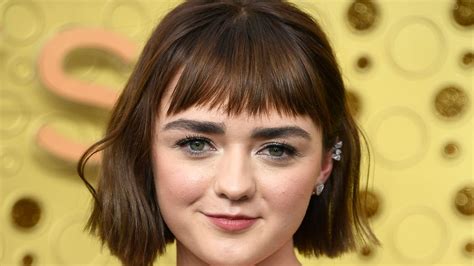 Maisie Williams Looks Like A Different Person With Bleached Blonde Hair And Eyebrows Glamour