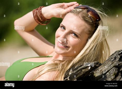 Junge frau im bikini liegend am strand Fotos und Bildmaterial in hoher Auflösung Seite Alamy