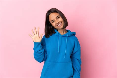 Mujer Latina Joven Aislada En La Pared Rosada Contando Cinco Con Los Dedos Foto Premium