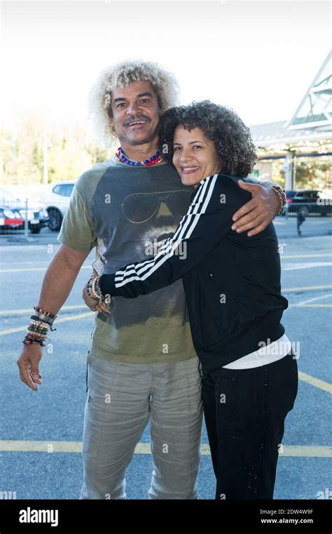 Former Colombian soccer player Carlos Valderrama poses with his wife ...