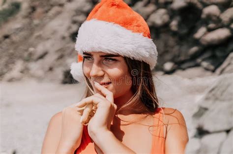 Mar De Viajes De Verano Femenino Feliz Turista En Bikini Rojo Y Amigos Que Disfrutan Tomando