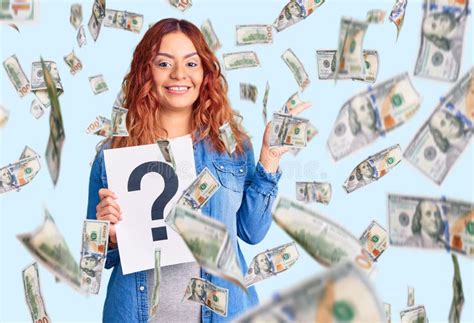 Jovem Latina Segurando Ponto De Interroga O Sorrindo Feliz Apontando A M O E O Dedo Para O